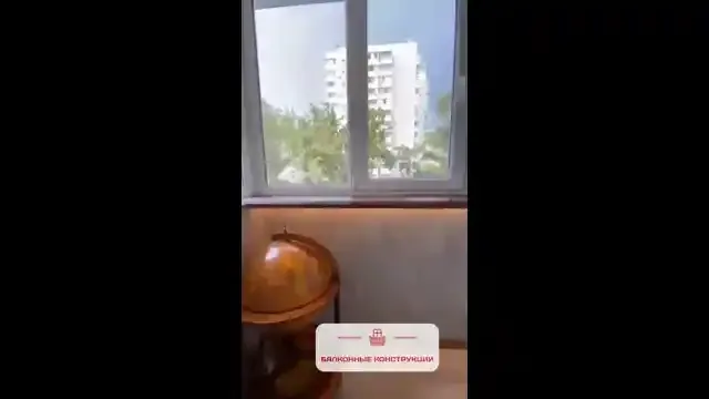 Обложка видео «Балкон с цветными подоконниками и теневой подсветкой»